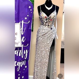 I’m selling my granddaughter prom dress , she only wore it for only 2 hours .